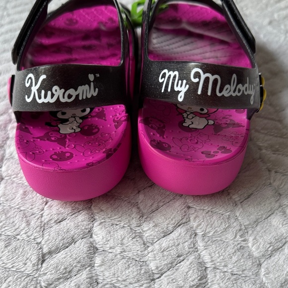 NWT CROCS -Hello Kitty And Friends Sandals Kids J2 - Picture 5 of 12